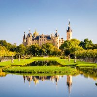 Schweriner Schloss spiegelt sich im See © hardyuno - stock.adobe.com