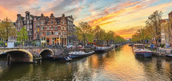 Amsterdam sunset city skyline at canal waterfront, Amsterdam, Ne © Noppasinw - stock.adobe.com