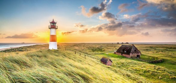 Leuchtturm in List auf Sylt am Ellenbogen © Benno Hoff - stock.adobe.com