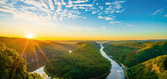 Saar river valley near Mettlach at sunrise. South Germany © Pawel Pajor - stock.adobe.com
