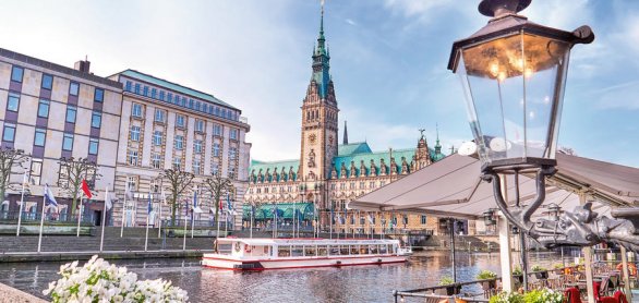 Town Hall in Hamburg city, lake Binnenalster, historical center © acnaleksy - stock.adobe.com