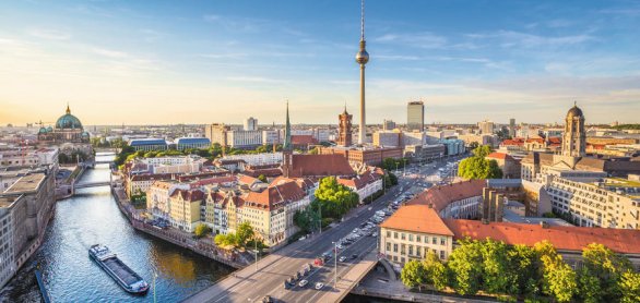 Berlin skyline panorama with TV tower and Spree river at sunset, © JFL Photography - stock.adobe.co