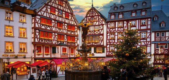 Idyllic christmas market in the old town of Bernkastel-Kues at t © EKH-Pictures - stock.adobe.com
