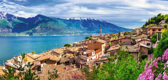 wonderful lake of Italy Lago di Garda. Beautiful panoramic view © Freesurf - stock.adobe.com