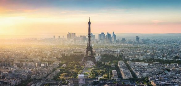 Paris Skyline Panorama bei Sonnenuntergang mit Eiffelturm © eyetronic - stock.adobe.com