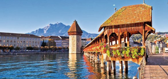 Kapellbrucke historic wooden bridge in Luzern and waterfront lan © xbrchx - stock.adobe.com