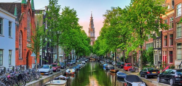 Beautiful Groenburgwal canal in Amsterdam with the Soutern churc © dennisvdwater - stock.adobe.com