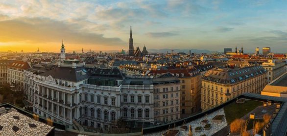 Vienna skyline panorama at sunset © bradleyvdw - stock.adobe.com