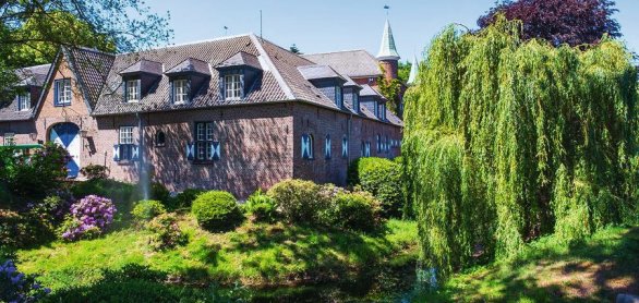 The romantic moated castle in Walbeck / Germany on the Lower Rhi © fotografci - stock.adobe.com