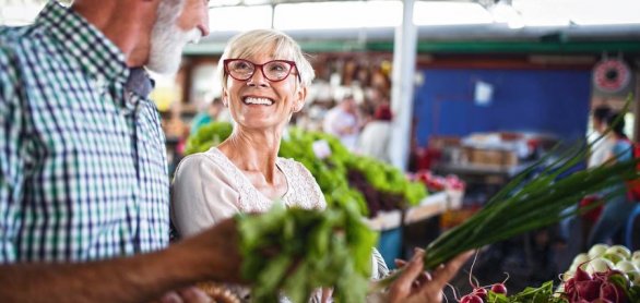 Only the best fruits and vegetables. Beautiful mature couple buy © NDABCREATIVITY - stock.adobe.com