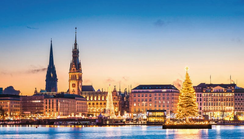 Skyline und Weihnachtsmarkt von Hamburg, Deutschland © Mapics - stock.adobe.com