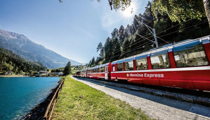 Bernina Express am Lago di Poschiavo © Rhätische Bahn